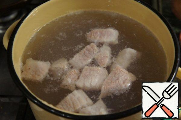 Cook the broth, strain. Meat cut from the bones and return to the pot.