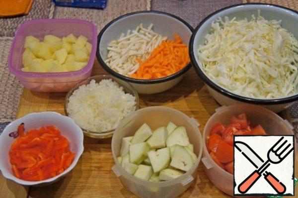 Meanwhile, chop the onion, carrot and celery to chop sticks. Pepper cut into noodles, tomatoes and potatoes - slices. To chop the cabbage. Eggplant peeled, cut lengthwise into 4 pieces and then cut into slices.