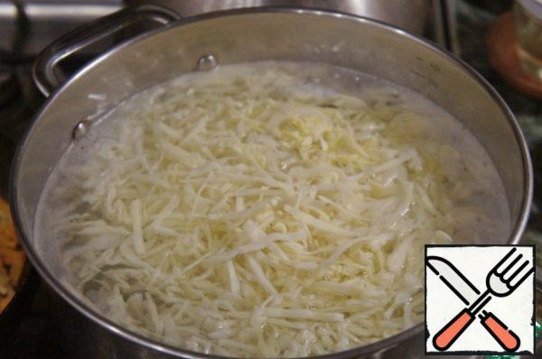 In boiling broth lay potatoes, bring to a boil, add cabbage and boil for 10 minutes.