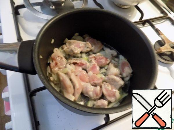 In a saucepan melted butter and put finely chopped onion. Laid out to the onion pieces of chicken fillet. Fry everything.