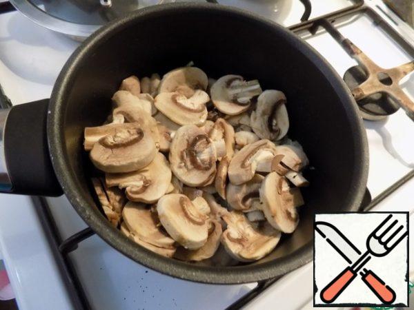 Add cutted mushrooms. Cook to evaporate the liquid.