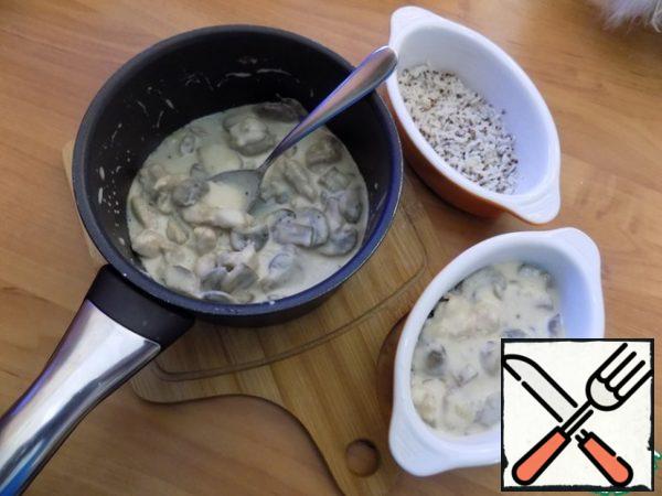Put the contents of the pan on top of the rice.
