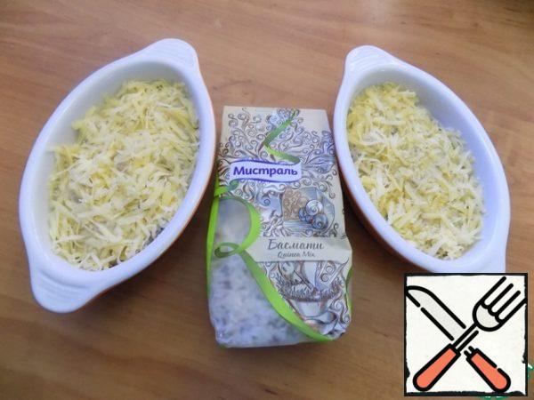 Rub the you favorite cheese on a grater and send the molds in the oven at t-180 C for 20 minutes. Be guided by your oven.