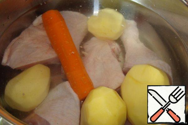 Cut the chicken legs into 2-3 pieces (they cook quickly), pour 2 liters of water; peel the potatoes and carrots, wash them, and put them in a saucepan entirely.
