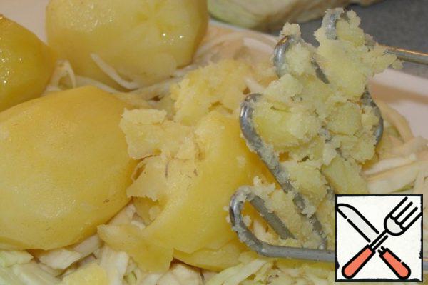 Chop the cabbage. After about 20 minutes, take out the carrots and potatoes (they must not be ready), chop the potatoes slightly.
