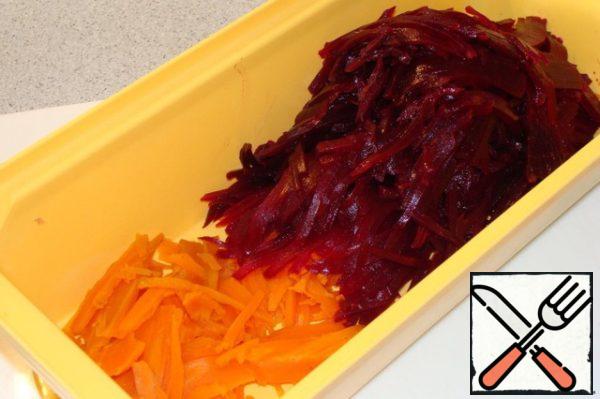 Finely chop the onion, carrot and beetroot.
