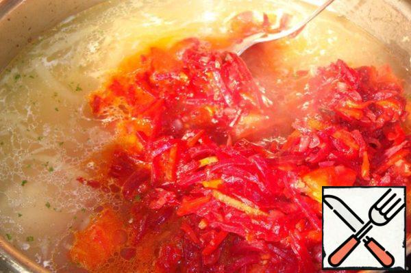 We send our casserole to cabbage with potatoes, level to taste, add 1/2 tbsp. l. sugar, black and allspice, bay leaf.
