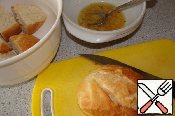 At this time, prepare garlic "bread" rolls. In the original recipe, crushed garlic is added to the plate when serving. When serving, sprinkle with herbs, season with sour cream or mayonnaise.