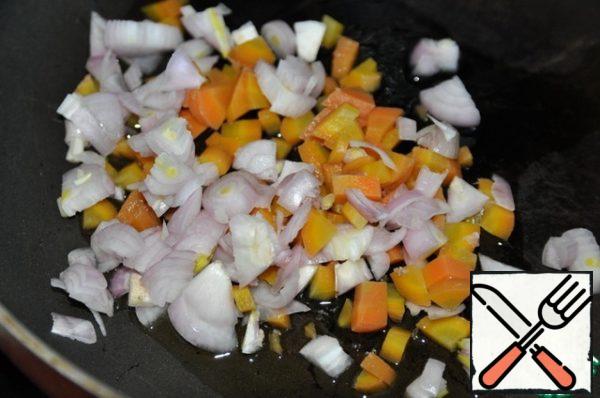 Fry the chopped onion and carrot in vegetable oil.