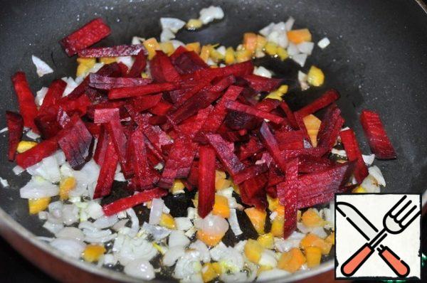 Cut the beetroot into thin strips or cubes, and put in frying. Fry for 5 minutes on medium heat.