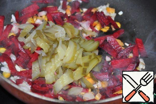 Add shredded or diced pickled cucumbers. Stew for 2 minutes.