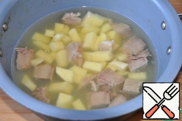 At the same time put in boiling broth with meat and diced potatoes, bring to a boil.