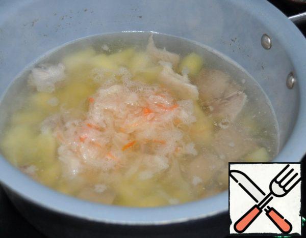 Put the pickled cabbage, bring it to a boil again. Cook for 10 minutes over medium heat.

