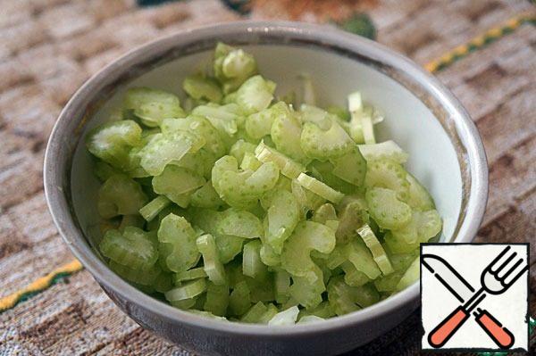 Cut the celery into washers.
