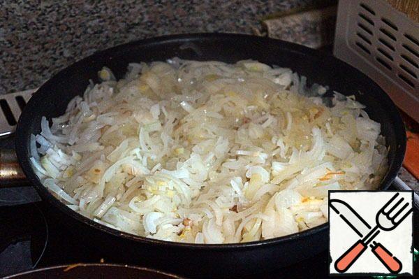In a saucepan, heat mixture of olive and butter, sauté the onion until it becomes transparent.
