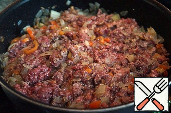 Put the minced meat to it, stir, fry until almost all the moisture evaporates.
