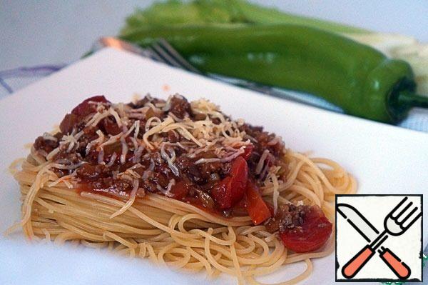 Boil the spaghetti in salt water until tender, drain, put the noodles on a "nest" dish, put the sauce in the center.