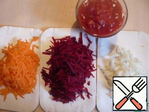 Rub on a grater raw beets, carrots, onions cut into cubes. Prepare the tomatoes in their own juice.