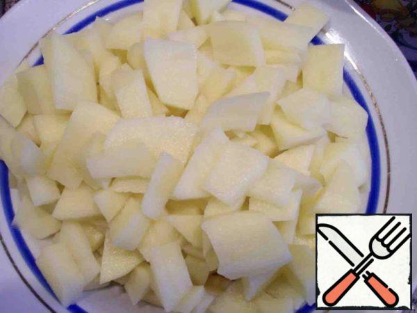 Cut the potatoes into cubes.
