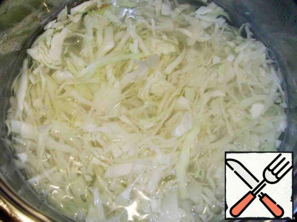 Boil 2 liters of water, salt, throw potatoes and white cabbage, cook for 5 minutes. Add cauliflower, make the fire less, let it boil.