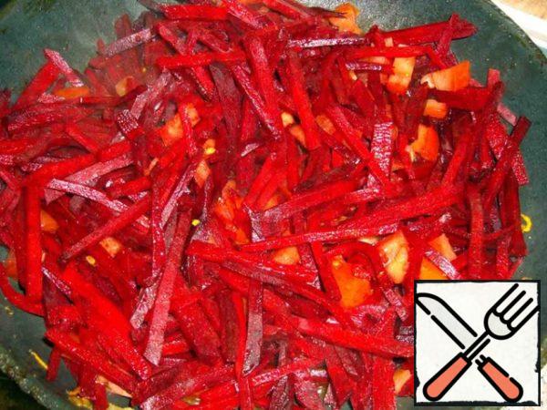 Separately fry the beets and tomatoes, adding vinegar or citric acid. Simmer over low heat until soft for about 7 minutes.
