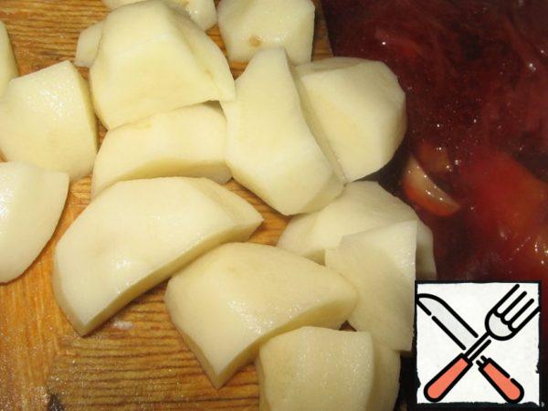 Potatoes clean, wash, cut into large pieces. Put it in the borscht.