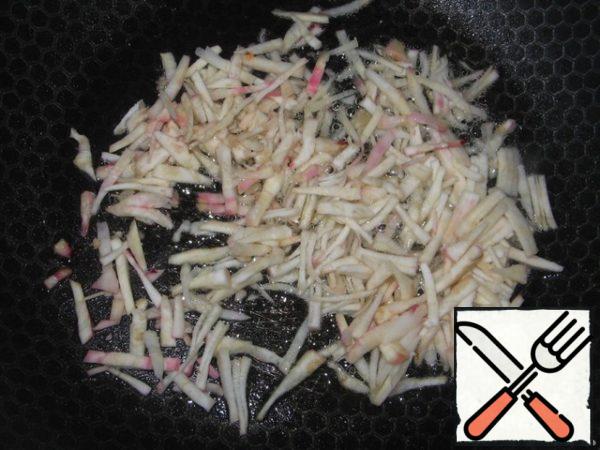 Now I'm roasting. Cut the peeled celery into strips. Celery is responsible for the spicy taste of our borscht. Fry it in vegetable oil (in very small quantities).
