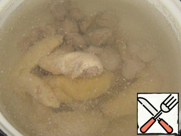 Put the chicken to cook (you can use any meat. But to be honest, it is this kind of borscht that is obtained only with chicken. He has his own special taste). I had wings and necks that I had specially assembled.Take 3 liters of water.
