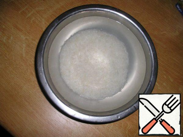 Change the water several times and repeat the process until it becomes clean, as in the photo.
Washing rice allows you to remove from the surface particles of rice flour, the remains of husks and grains of debris, if any. Always wash the rice, even if it is the most expensive and high-quality.
Next, the rice needs to be dried a little.