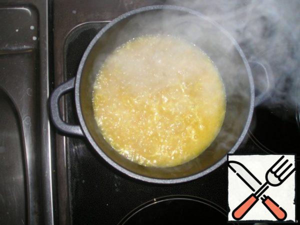 Once the rice is white, pour boiling water into it, reduce the heat to a minimum and cover with a lid.
