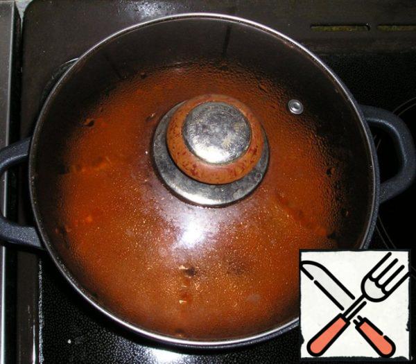 Make the fire minimal, cover with a tight-fitting lid, and let simmer slowly without stirring for 20-25 minutes until the rice is airy, the vegetables are soft, and all the liquid is absorbed.
Turn off the heat and leave the rice under the lid for 5 minutes to allow the tender grains to gain strength.
