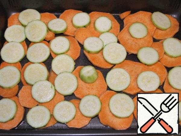 Peel and slice zucchini and place potatoes on top. Little salt.