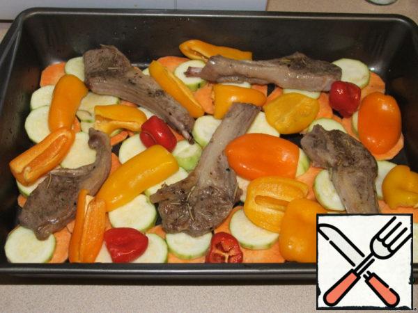 Add sweet pepper, which can be finely chopped.
