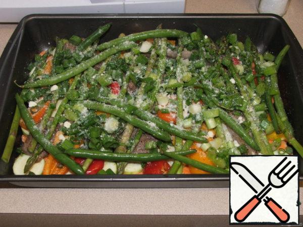 Add asparagus, string beans and onion. Sprinkle the top with black pepper, salt (optional) and add a little parmesan.
Place in a preheated 200 * C oven and bake for 25-30 minutes.
