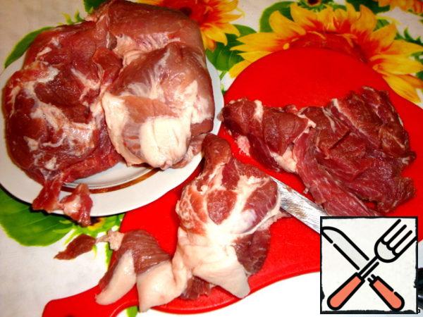Pork meat 1 kg. Pour water into a 4-liter saucepan, put it on the stove. Put the pieces of boiled meat in a saucepan and strain the broth there.
