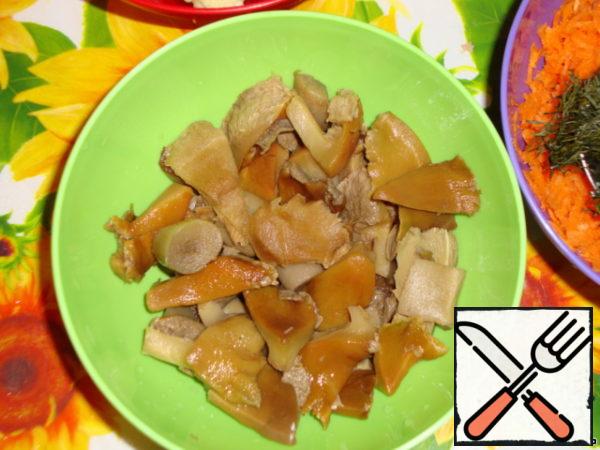Canned mushrooms - 200 grams. Put it in a saucepan with borscht.
