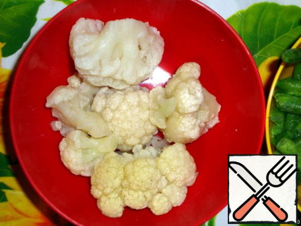 Cauliflower 200 grams. Put it in a saucepan with borscht.
