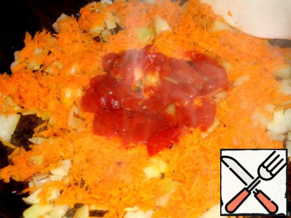Fry onions, carrots and tomato paste in vegetable oil.
