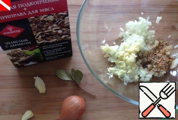 To prepare the marinade we need: finely chopped onion, chopped garlic, Bay leaf, seasoning for meat.