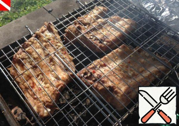 Turn the bars first once every 3-4 minutes, then faster, so that the meat remains juicy.