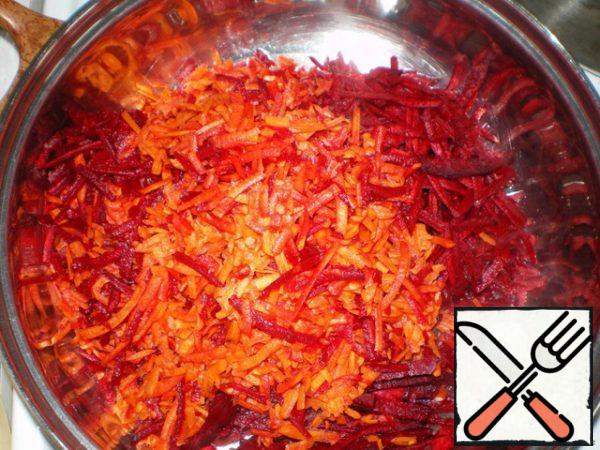 The number of products is calculated for a 5-liter pot.
Wash and peel the beets and carrots. Cut them into strips.
Then put the pan on the stove, pour vegetable oil.
Put the grated beets and carrots in the heated oil, fry for 3-4 minutes.