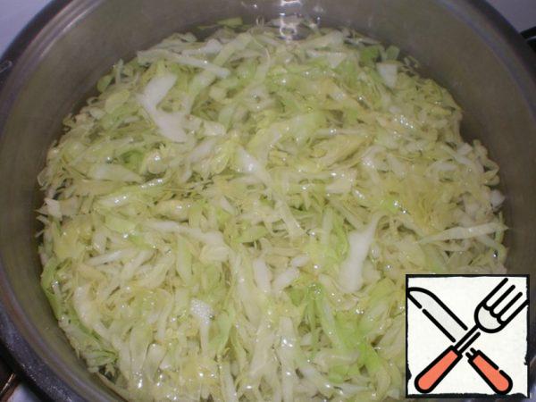 Chopped cabbage.
By this time on the stove should be boiling in a pot water for borscht. In boiling water, lower the cabbage and cook for 10-15 minutes.
Meanwhile, clean the potatoes and cut it into cubes. Add to the pot with cabbage and cook until soft.