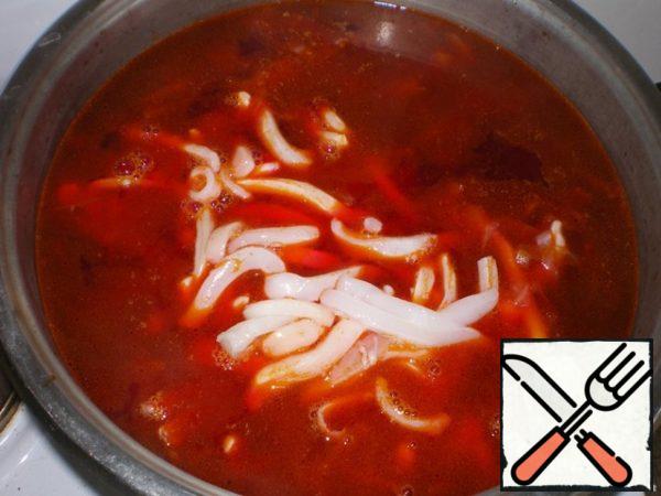 Squid clear from the films, wash and cut into strips. Did the potatoes get soft? Add to the pot stewed vegetables and squid.
Refuel borscht to taste garlic, crushed with salt, add Bay leaf. After 3-4 minutes the borscht is ready!