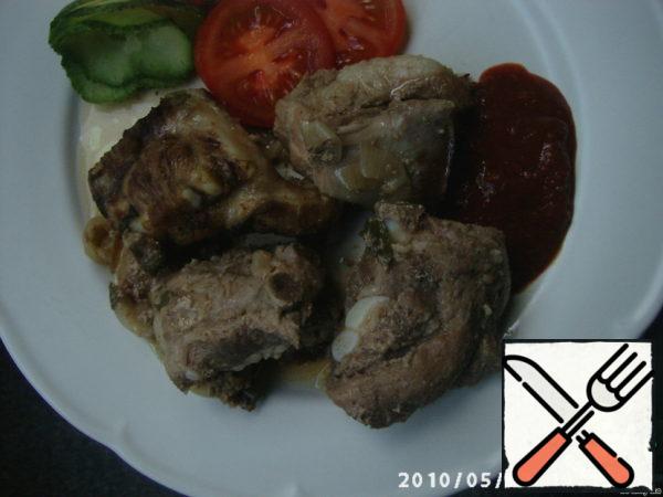 I stewed until the meat itself separated from the bone, but in order for it not to be dry, it needs to be turned over more often.
The bones look fried, ruddy, and taste soft and juicy.