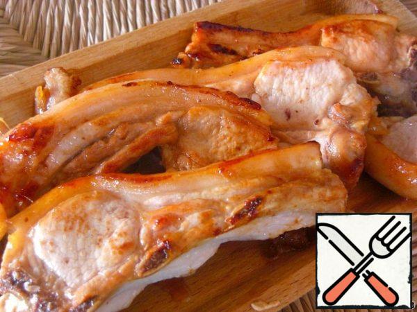Fry on all sides until golden brown. In the remaining oil with honey, fry the onion thinly sliced into rings.
