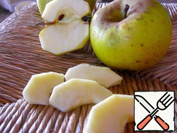 At the end of quenching, peel and cut into Apple slices, add to the meat. Add salt, pepper, and leave for five minutes to stew, without the lid.