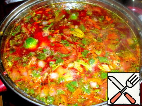 Borscht is ready. A 4-liter saucepan. Serve with sour cream