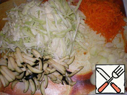 Vegetables to clean. Cut the onion into thin half rings. Carrots three on a coarse grater. Cabbage and eggplant cut into large strips.