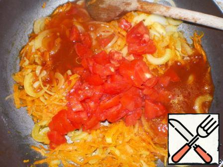 On the pan fry carrots in 2 tbsp of vegetable oil for about 3 minutes, add the onions, fry another 2 minutes. After that, add chopped bell peppers, chopped tomatoes and tomato paste. Cook for about 3 minutes on low heat.