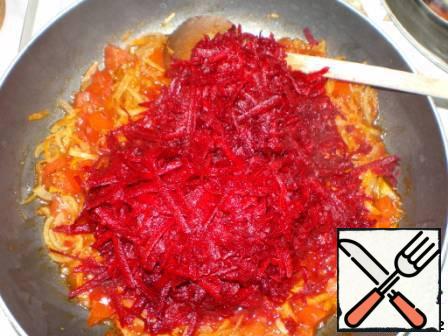 Rub on a coarse grater beets and add to the pan, cook about 15 minutes.